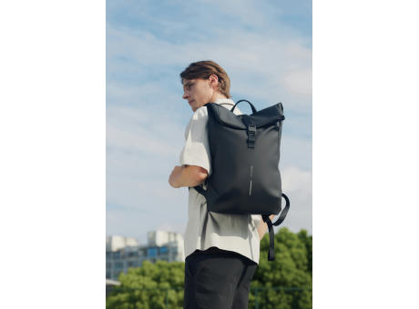 Mochila urbana resistente al agua con solapa