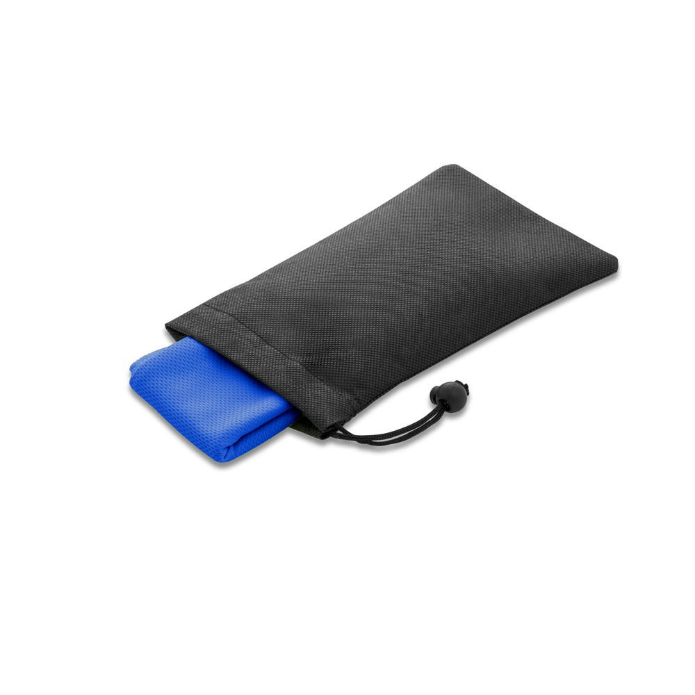 BERNAL. Sporthandtuch aus recyceltem Polyester (100% rPET) dient zur Erfrischung mit Vliesstoffbeutel