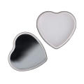 Lippenbalsam  in Flacher metallischer Herzformdose
