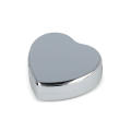 Lippenbalsam  in Flacher metallischer Herzformdose