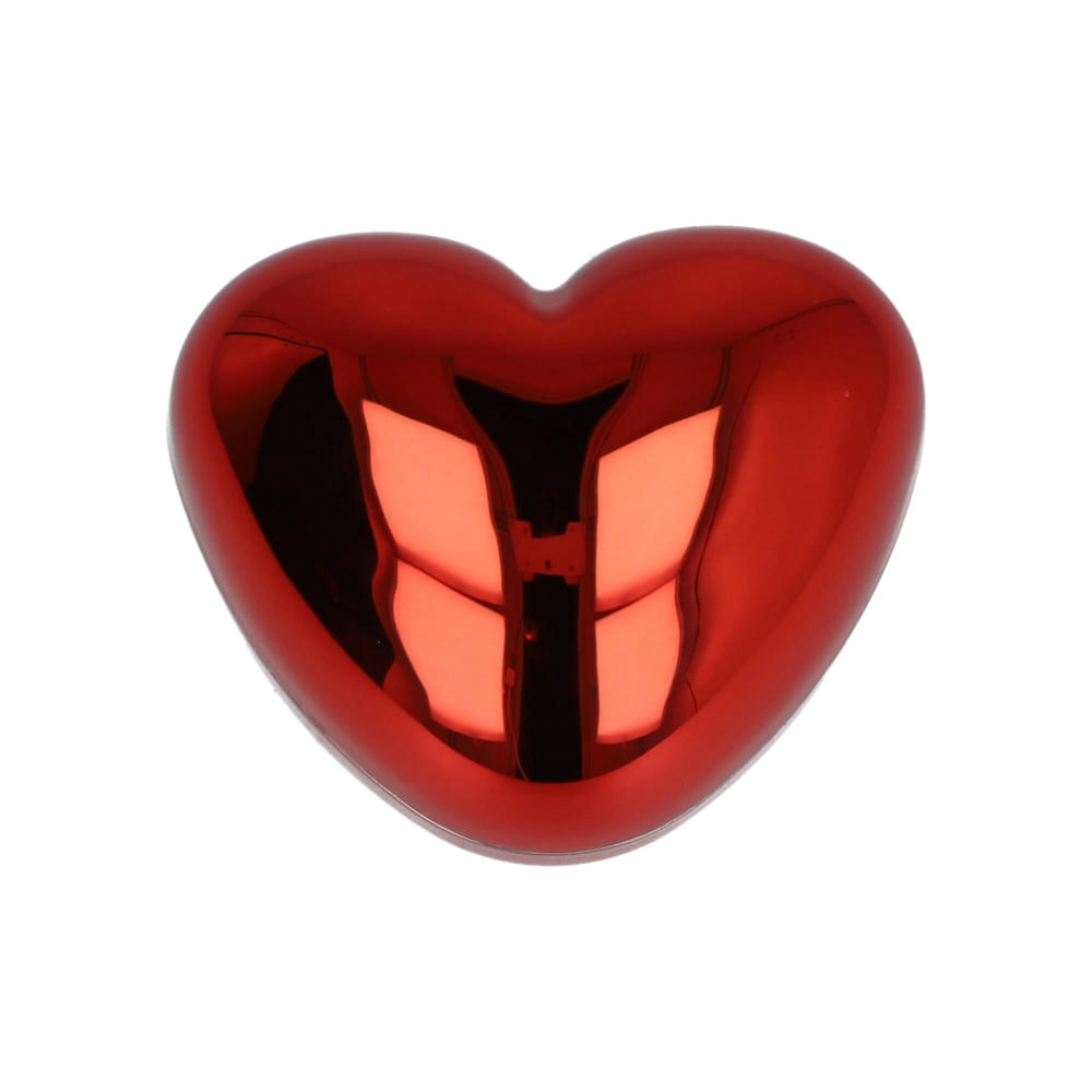 Lippenbalsam in metallischer Herzformdose