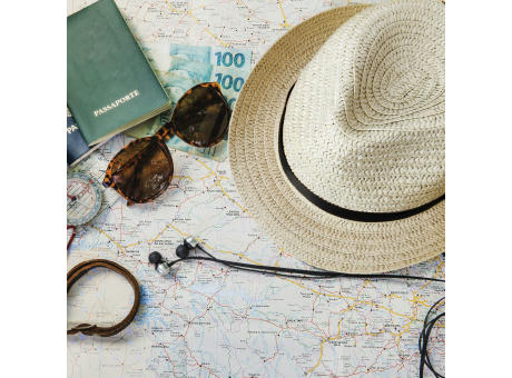 Pflanzlicher Strohhut mit farbigem Band