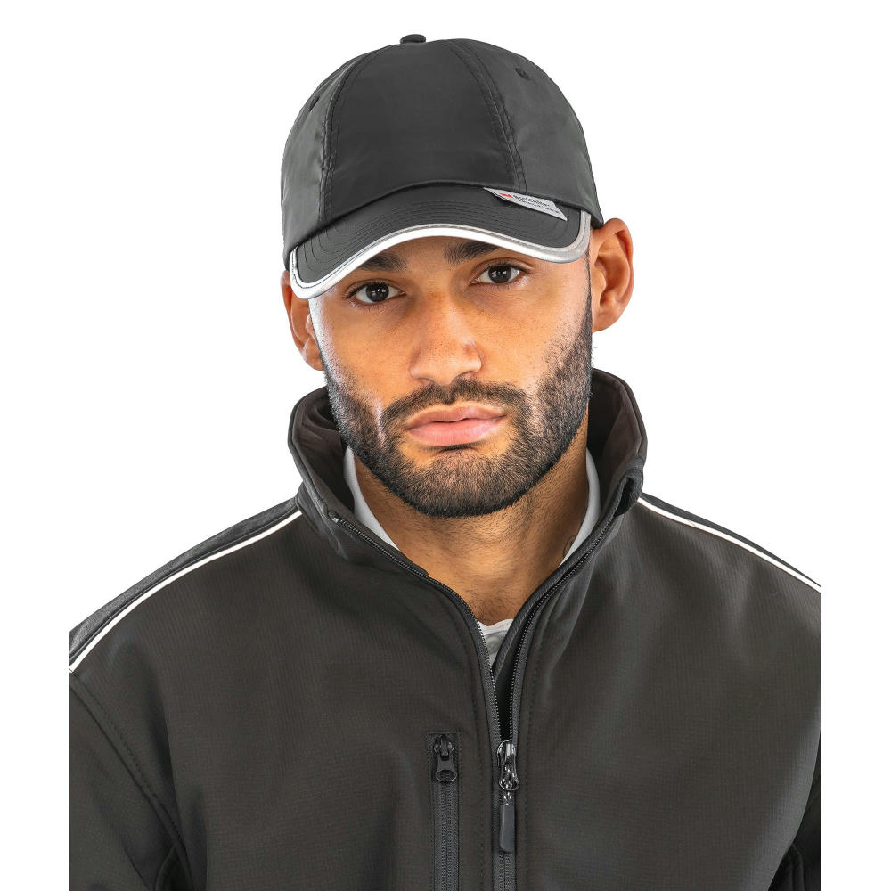 Gorra con bordes reflectantes