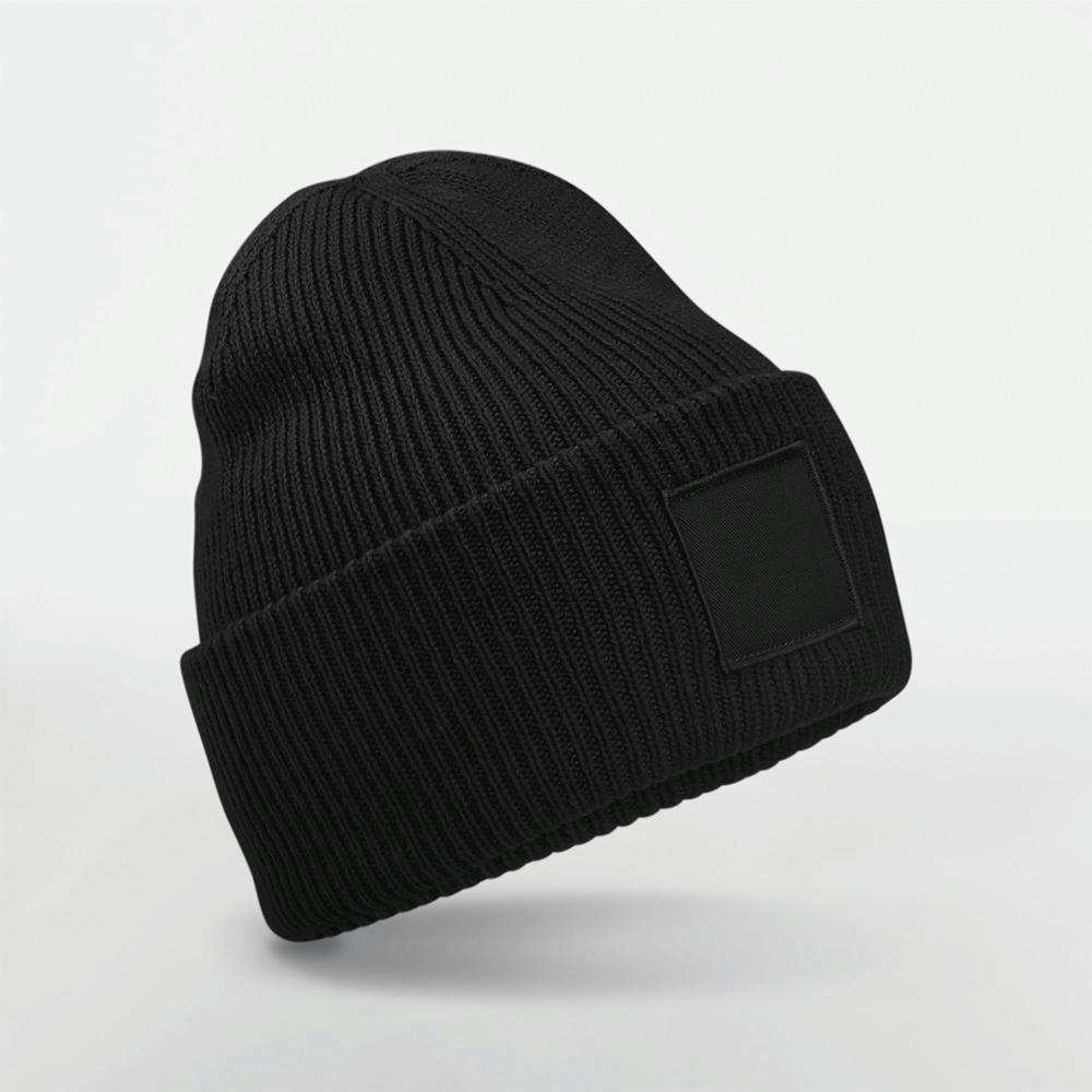Gorro con solapa ancha y parche a tono