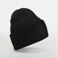 Gorro con solapa ancha y parche a tono