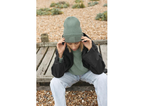 Gorro con solapa ancha y parche a tono