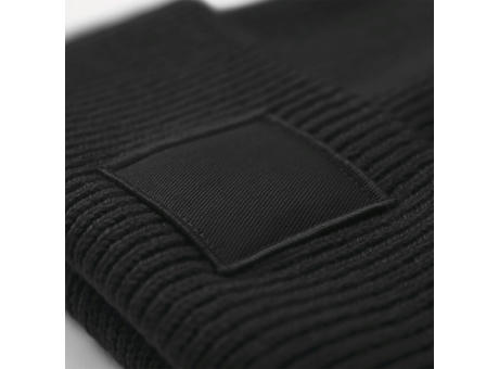 Gorro con solapa ancha y parche a tono