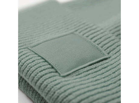 Gorro con solapa ancha y parche a tono