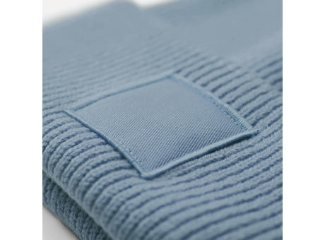 Gorro con solapa ancha y parche a tono