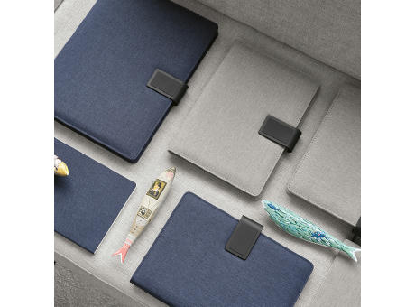 Tolstoy A4-Mappe rPET. Notizblock mit 64-seitigem FSC®.Verschluss aus rPU