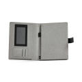 Tolstoy A4-Mappe rPET. Notizblock mit 64-seitigem FSC®.Verschluss aus rPU