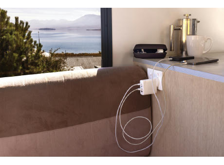 TravelCharge Pro Reiseladegerät mit USB-C aus RCS rec. ABS