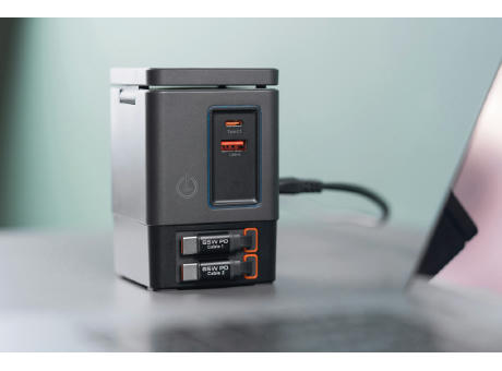 Urban Vitamin Sacramento 105W GaN Charger mit einz. Kabeln